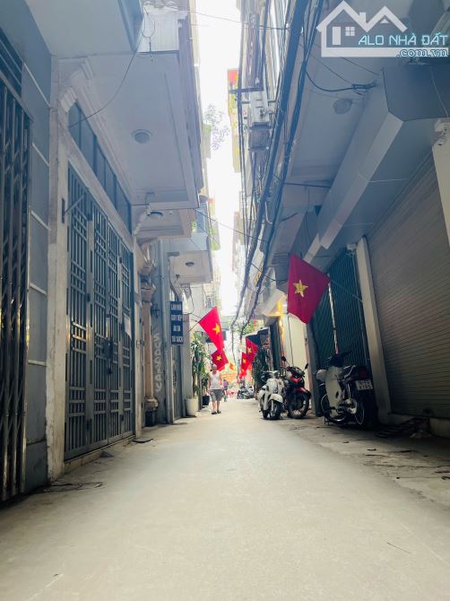 Bán nhà phố Đào Tấn, cách phố 20m, dân xây, ngõ thông, an sinh đỉnh, 42m2, 10.8 tỷ