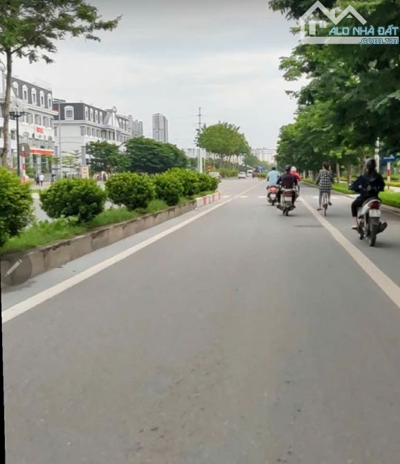 BÁN NHÀ HÒE THỊ - Ô TÔ ĐỖ CỔNG + DỪNG ĐỖ NGÀY ĐÊM - S= 35M2 - GIÁ 6.85 TỶ.