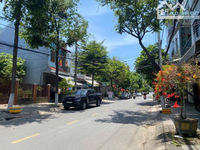 Đường Dương Tự Minh, Phường Phước Mỹ, Quận Sơn Trà vuông góc với Chính Hữu và Hồ Nghinh.