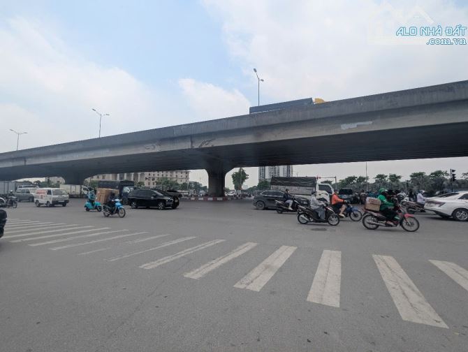 BÁN NHÀ PHÂN LÔ NGUYỄN XIỂN, GẦN TÒA ÁN, VKS, VỈA HÈ RỘNG, Ô TÔ TRÁNH, 63M2, 17.X TỶ