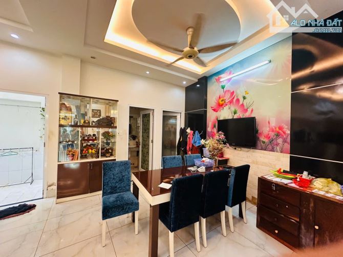 Bán nhà Khu Biệt Thự Nguyễn Trọng Tuyển DT 8x22m DTCN 180m2 giá 40 TỶ giảm về 32 TỶ