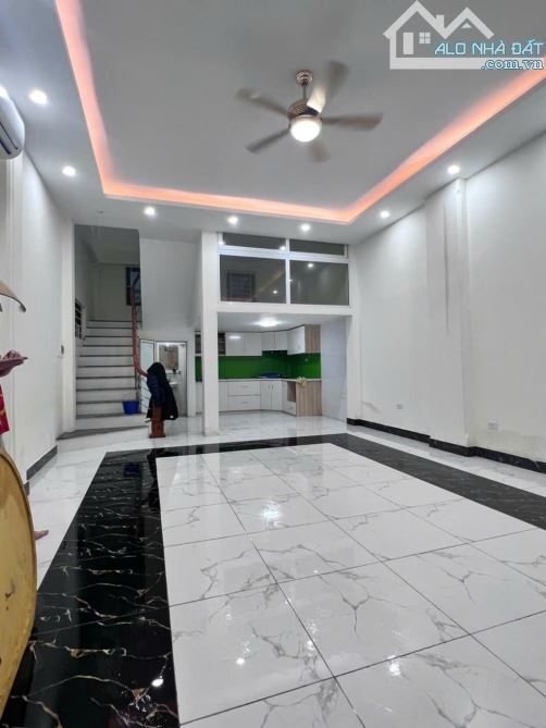 Nhà ngay mặt phố KIM GIANG-55m2-4 tầng-lô góc 3 thoáng-Oto chạy qua nhà-tầm tiền 11 tỷ