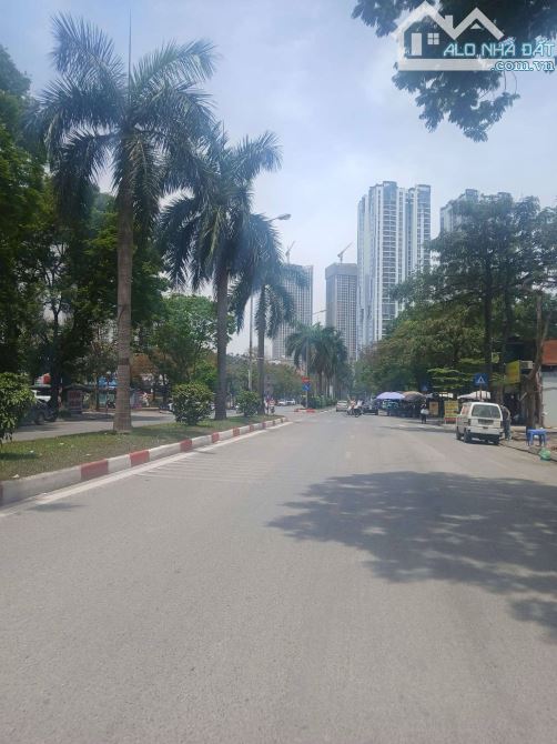 Mặt Phố_Văn Quán_Hà Đông, kinh doanh bất chấp_vỉa hè_ô tô tránh_150m_nhà 5t.