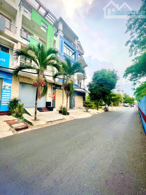 Bán nhà mặt tiền đường số Phạm Hữu Lầu, Quận 7, DT 5x18,5m. Giá 13,8 tỷ