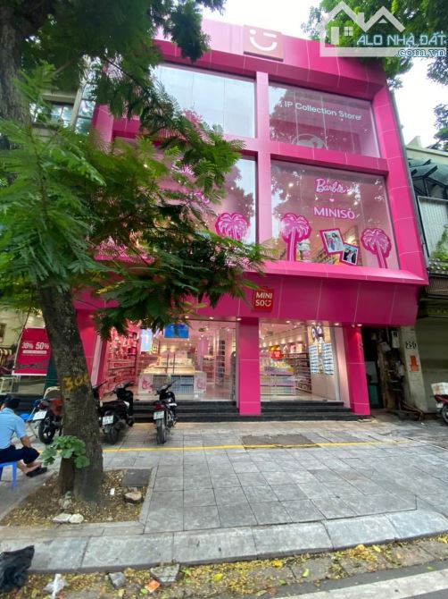 Cho thuê nhà căn góc phố Cầu Giấy, nhà full kính, Diện tích 60m2 x 3 tầng, Mt 15m