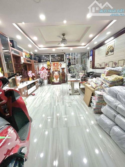 nhà đẹp ,sang ,tiện nghi, giữa trung tâm Tân Bình