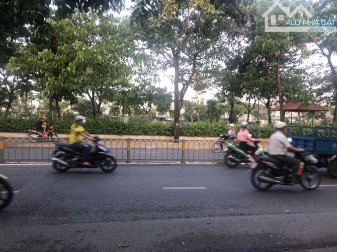 Bán nhà mặt tiền Vành Đai, ngang 8 dài 23m, vuông vắn 184m2, Quận 6
