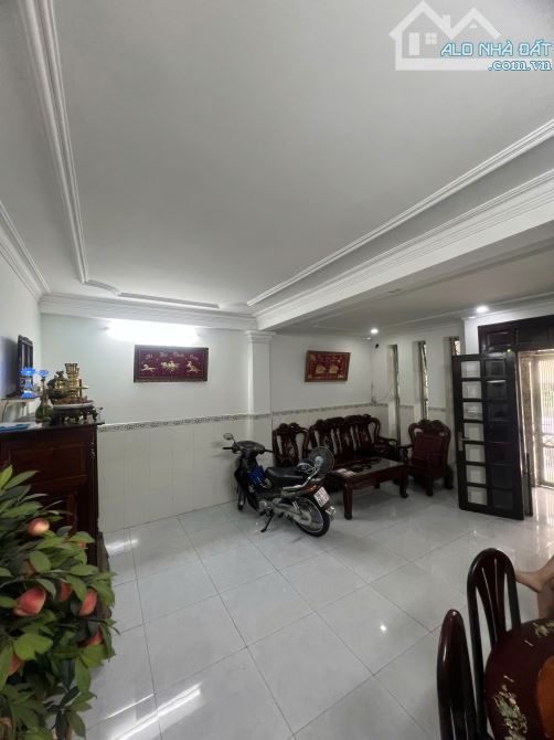 Bán Nhà Hẻm  Xe Tải  Dương Bá Trạc - 5.14m x 10.45m-46.9m/2- 3 Lầu - 3PN 4WC- F4 Q8