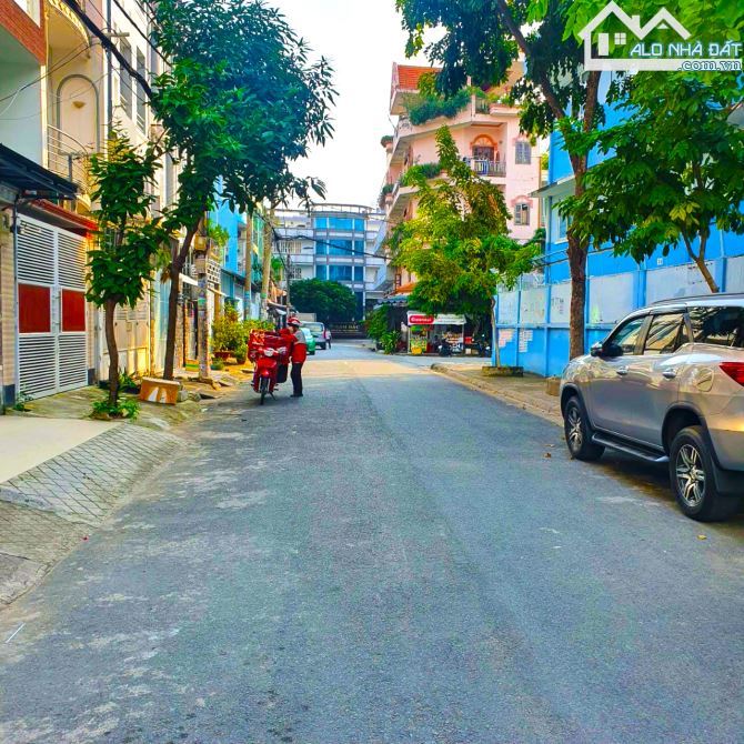 Tài chính 11-13 tỷ đang cần tìm nhà mặt tiền bình phú 11 quận 6 ngang 5-8m dài 18m