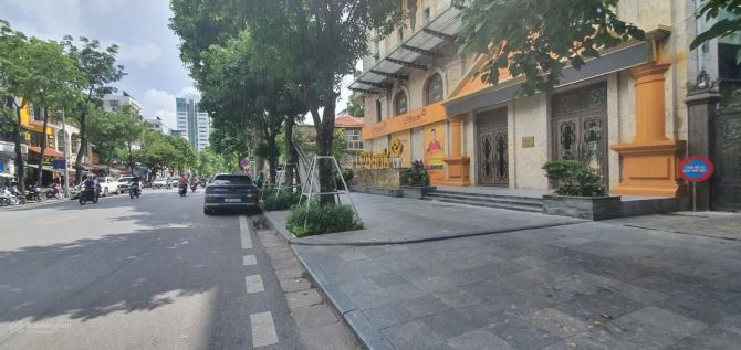Bán tòa nhà 11 tầng - view hồ Trúc Bạch 28 phòng kinh doanh - MP Nguyễn Khắc Hiếu - 220m2
