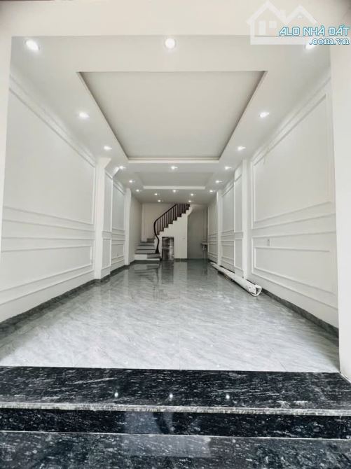 LÔ GÓC, OTO phố Định Công Thượng - Hoàng Mai 45m2 x 5 tầng, nhỉnh 12 tỷ. Có thương lượng.