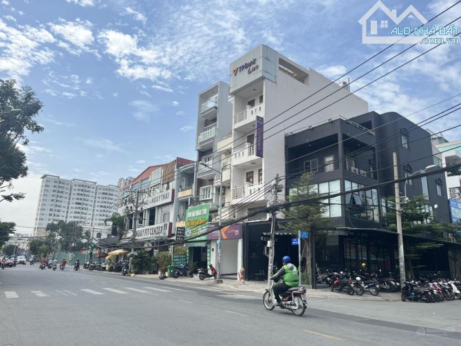 Chỉ có 2 căn tại mặt tiền bình phú 1 phường 11 quận 6 đang bán với giá hơn 9 tỷ