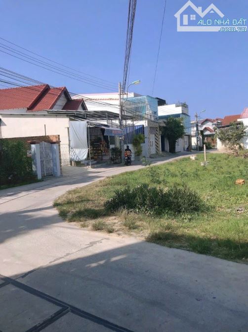 Bán lô góc 2 mặt tiền đường oto cạnh chợ Vĩnh Trung full thổ cư