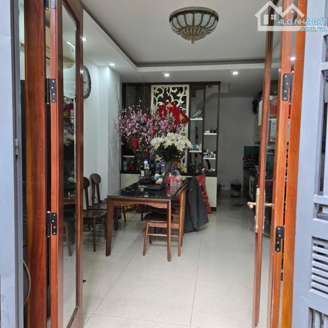 Bán nhà Ngọc Thuỵ - Gần phố - 30m2 x 5T - Quanh 6 tỷ