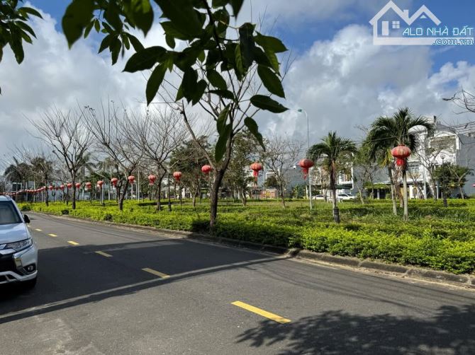 Bán 2 lô liền kề view công viên khu đảo Vip Hoà xuân, đường Trung Lương 11