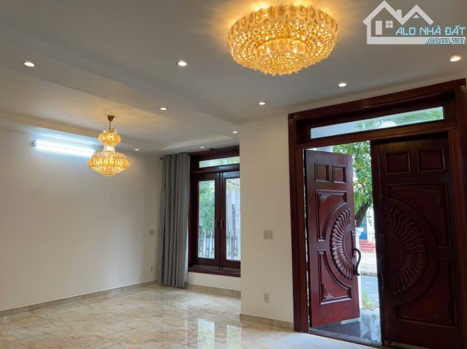 Cho thuê Biệt thự Mỹ Kim nội thất cơ bản ngay Hồ bán nguyệt, Quận 7
