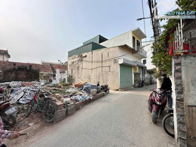 bán nhanh lô đất trục đường làng xã Di Trạch ô tô vào thoải mái, kinh doanh tốt , gần Nhổn