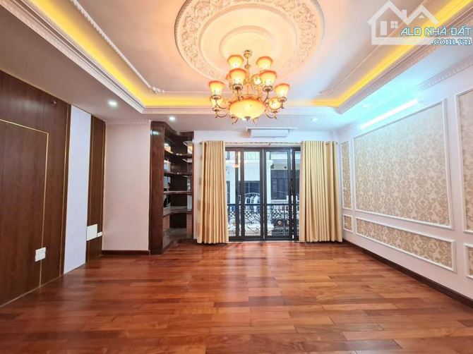 Bán Nhà Đội Cấn, Ba Đình - 35m², 5 Tầng, Mặt Tiền 4m, Thang Máy Nhập Khẩu - Chỉ 7Tỷ9!