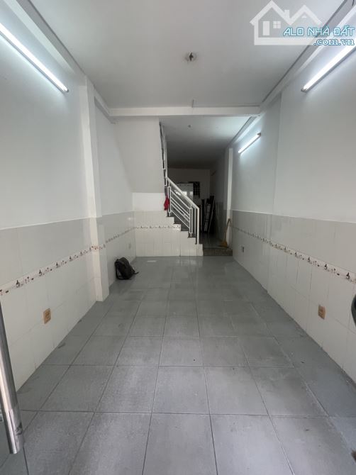 Bán nhà Ni Sư Huỳnh Liên, gần Lạc Long Quân, Tân Bình, 32m2 - 3 tầng, chỉ hơn 3 tỷ
