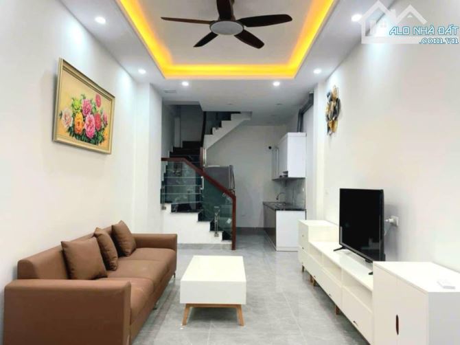 - Bán nhà đường Võ Chí Công, sát phố, nội thất xịn sò, 43m2, 11 tỷ.