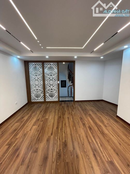 Nhà đẹp 6 tầng thang máy Võ Chí Công, ngõ rộng, giá hấp dẫn nhỉnh 10 tỷ.