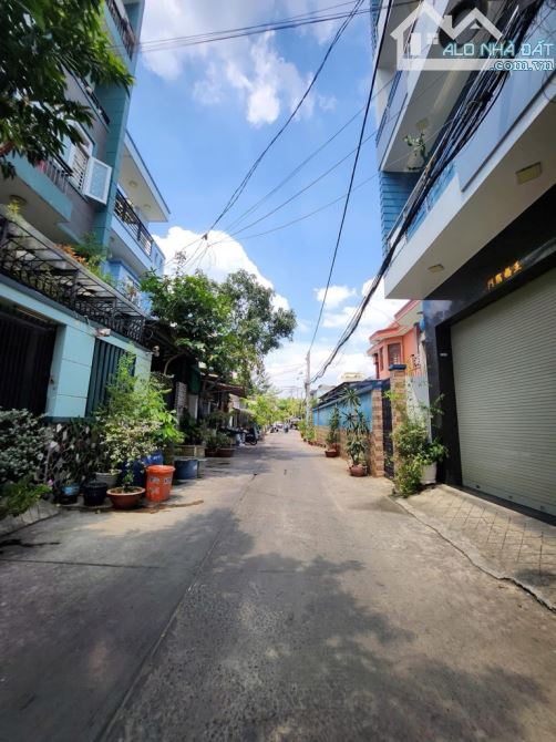 HẺM XE TẢI 7M BON BON - NGAY NGÃ TƯ 4 XÃ - HƯƠNG LỘ 2 - GIÁP TÂN PHÚ - NHÀ 4 TẦNG KIÊN CỐ
