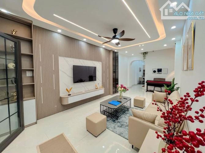 Trương Định- Hoàng Mai, Nhà đẹp ở ngay, Sân xe máy riêng, 3 mặt thoáng