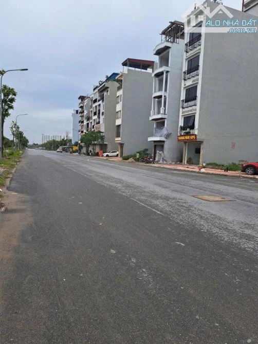 PHẢI THẬT NHANH - Tái định cư Ngọc Thụy - vỉa hè phân lô 55m 5tầng thang máy - giá đầu tư.
