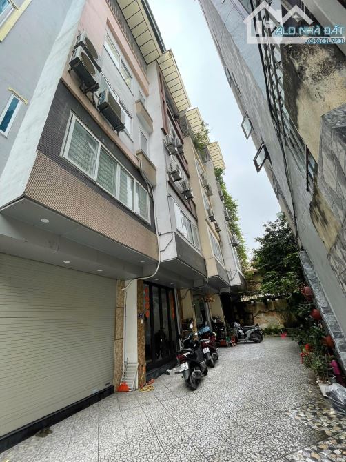 Nhà đệp ở ngay Định Công Thượng Hoàng Mai. Sổ 39m, 5 tầng 3 ngủ MT4m Giá 10.5 tỷ Ô tô đỗ c
