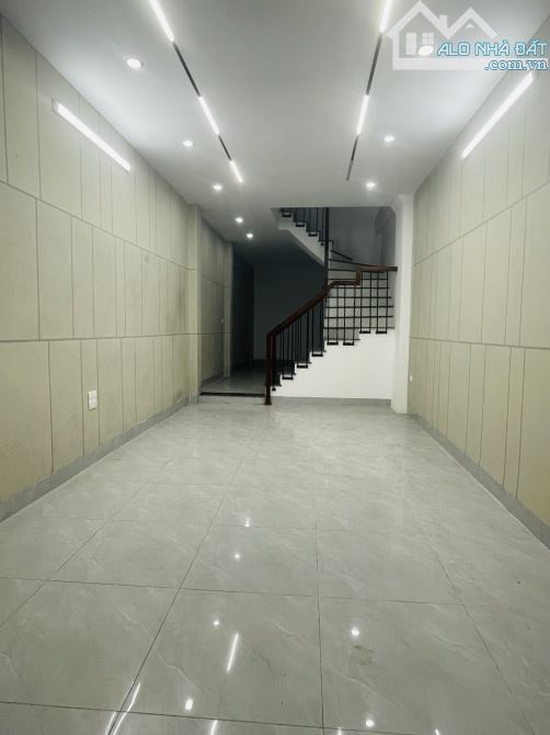 Hơn 5 tỷ nhà 4 tầng TT Thanh Trì, 42m, ô tô 7 chỗ qua nhà, ngõ thông