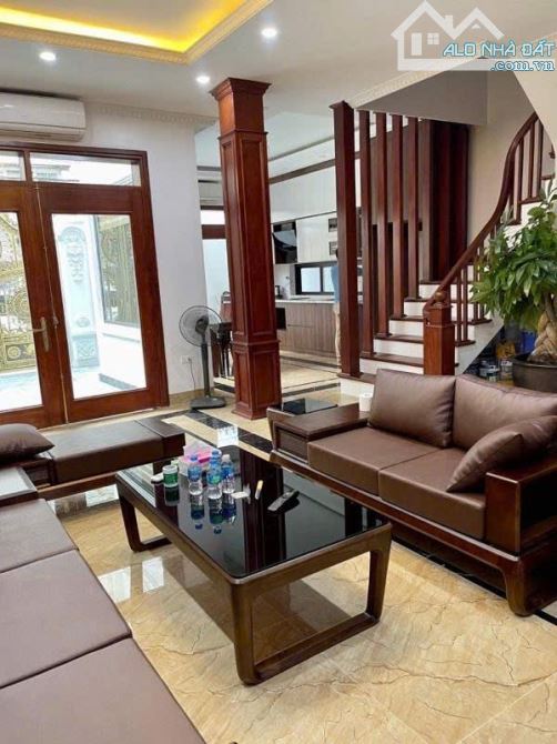 Bán nhà mặt phố 2 chiều Quận Đống Đa. Nhà đẹp có dòng tiền cho thuê, vỉa hè 5m. Nở hậu