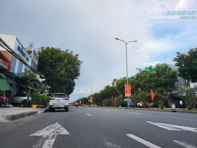 SIÊU HÓT‼️  2 CĂN NHÀ- MẶT TIỀN ĐƯỜNG 33M -VỈA HÈ 5M- NGANG 9M - KINH DOANH ĐỈNH- SẴN DÒNG