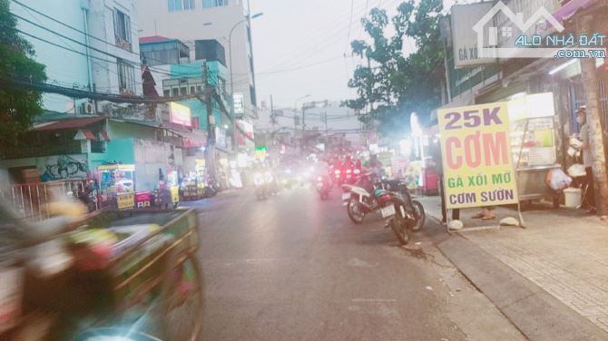 NHÀ MẶT TIỀN ĐƯỜNG CÓ VỈA HÈ RỘNG - DIỆN TÍCH LỚN 215 M2, NGANG NỞ HẬU KD ĐỈNH