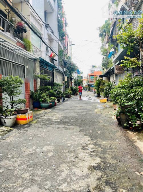 Nhà hẻm ô tô vào nhà Âu Cơ P14 Tân Bình 3 tầng 70m2 ( 4 x 17.5 ) chỉ 9.79 tỷ.