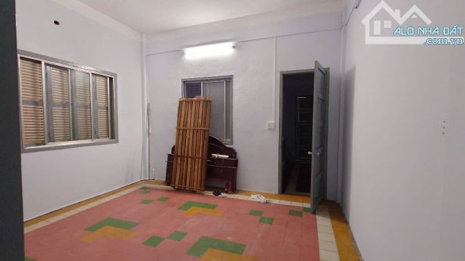 🏷 Bán gấp trong tháng – Nhà LÔ GÓC HAI MẶT HẺM –Đối diện Chợ Lê Văn Sỹ,  Q3 -  Sân rộg