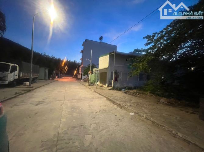 bán lô rẽ nhất khu 80m2 ngang 5m hướng đông nam đường 10m tái định cư hòn rớ 2