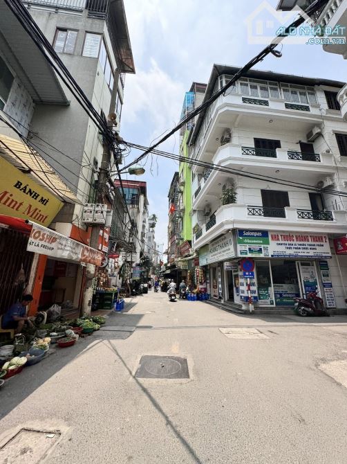 Cơ Hội Đầu Tư - Mặt Phố Nguyễn Phúc Lai - Lô Góc 138m2 x 3 Tầng, MT 8.8m, Giá 44.5 tỷ