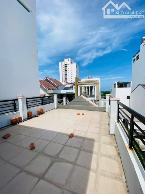 Bán nhà 4 tầng vị trí đẹp đường oto,thông  Đi bộ ra biển Hòn Chồng 3 phút