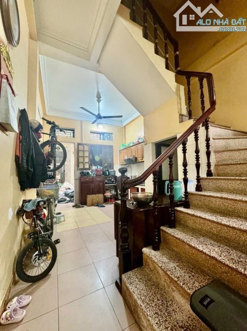 Bán nhà Trần Quốc Hoàn,nhà  phân lô 2 mặt ngõ,ô tô đỗ cửa, diện tích 35m2, giá 13,8 tỷ