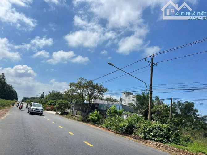 Chính Chủ Bán Vườn 2230m2 Mặt tiền ngang 90met, Giá 750 triệu, Ngay Ủy Ban Xã Tân Hiệp