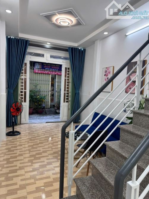 Nhà 2 tầng, DT 30m2, giá 3.x tỷ, hẻm ô tô - 1