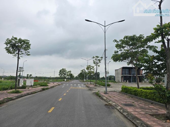 Bán đất Mẫn XÁ . Long Châu . dt 90m . mt 5m . hướng B . giá 3 ty6 - 1