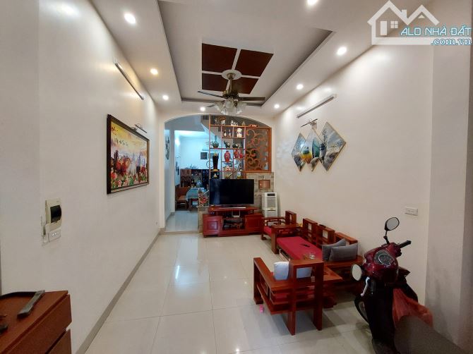Nhà dân xây Trịnh Văn Bô Kéo dài ô tô 7 chỗ đỗ cửa, giá 4.7 tỷ - 1