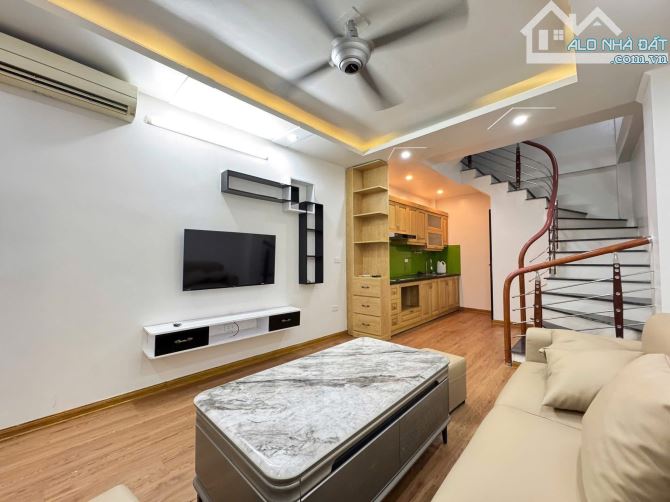 Nhà riêng 5 tầng, 3PN + 2WC + bếp, pháp lý đầy đủ. Giá: 4,5 tỷ VND. Nội thất đầy đủ với đi - 1
