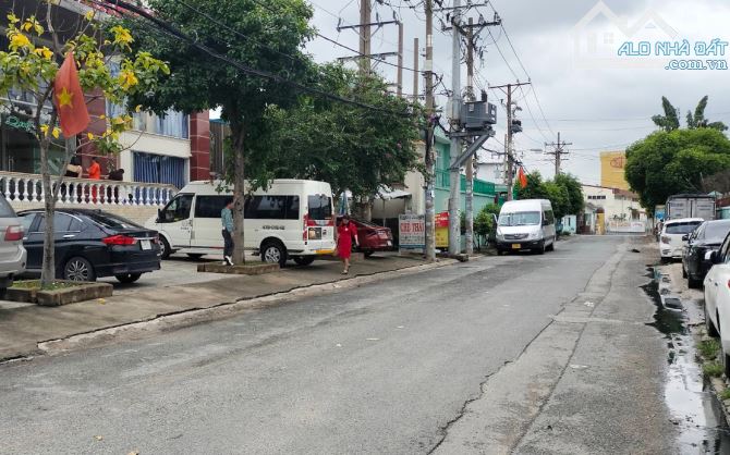 2600m2 đất có thổ cư 3MT đường 20m trục Nguyễn Văn Quá - 1