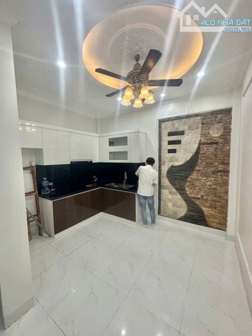Nhà 5 tầng Đường Láng 40m2, ô tô gần hộ khẩu, trước sau thoáng sáng, kinh doanh 10.2 tỷ - 1