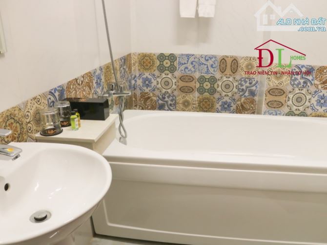 Bán khách sạn mặt tiền phố Bà Triệu Đà Lạt đi bộ ra Hồ Xuân Hương 3 phút, 47 phòng KD - 1
