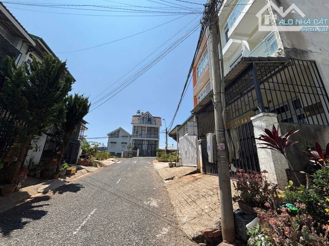 Rẻ Nhất Khu Vực 6,5 Tỷ Sỡ Hữu Ngay Nhà Phố Đã Hoàn Công 3 Tầng 5 Phòng Ngủ Cách HXH 1,5km - 1