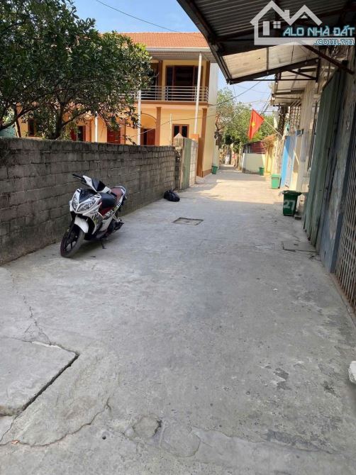 Loanh quanh 3 tỷ , lô đất đẹp tiềm năng La Tinh - Đông La, sát vách Ỷ La- ô tô đỗ cổng - 1