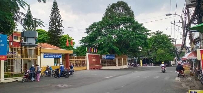6.2T.Ỷ - XE HƠI TỚI NHÀ - 30M RA MẶT TIỀN - 110M2(5×22), SÁT TRƯỜNG HOA LƯ, HIỆP PHÚ - 1